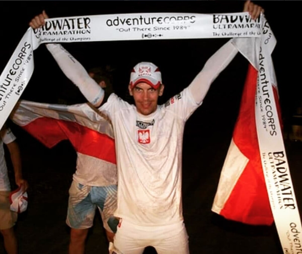 Artur Kujawiński na mecie Badwater 135 z szarfą finiszera