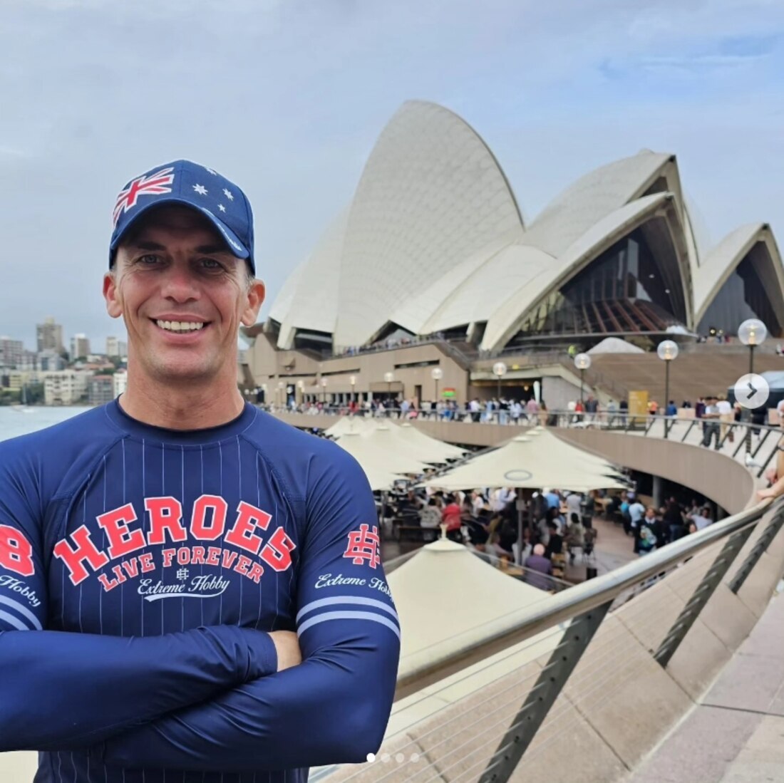 Artur Kujawiński na tle Opery w Sydney